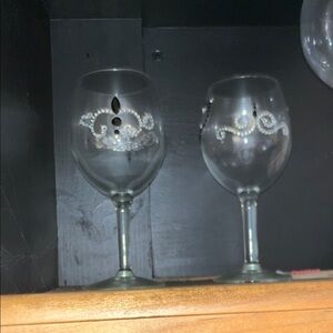 Elegant Clear Wine Glasses with Decorative Design